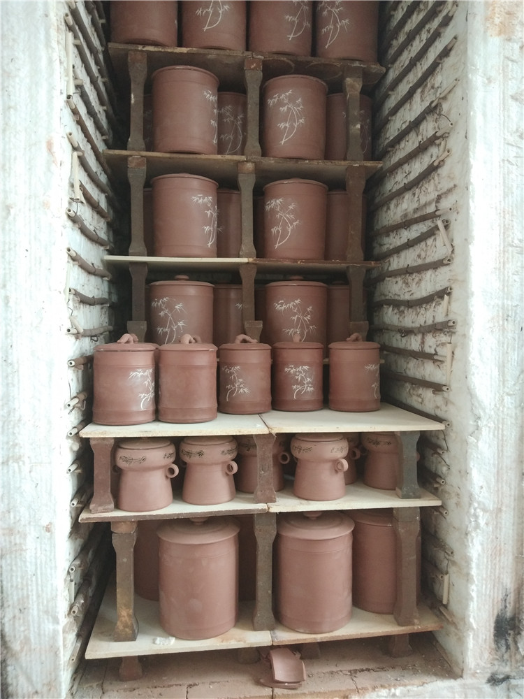 装窑中的坭兴陶茶叶罐